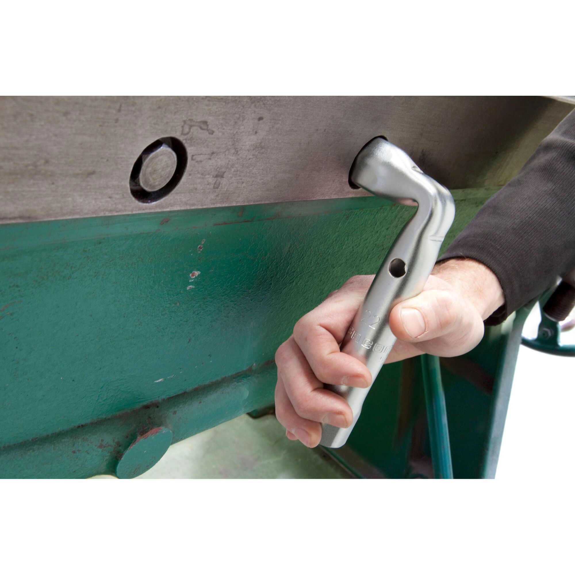Facom 92A_21 angled socket wrench in use on metal machinery, close-up photography.